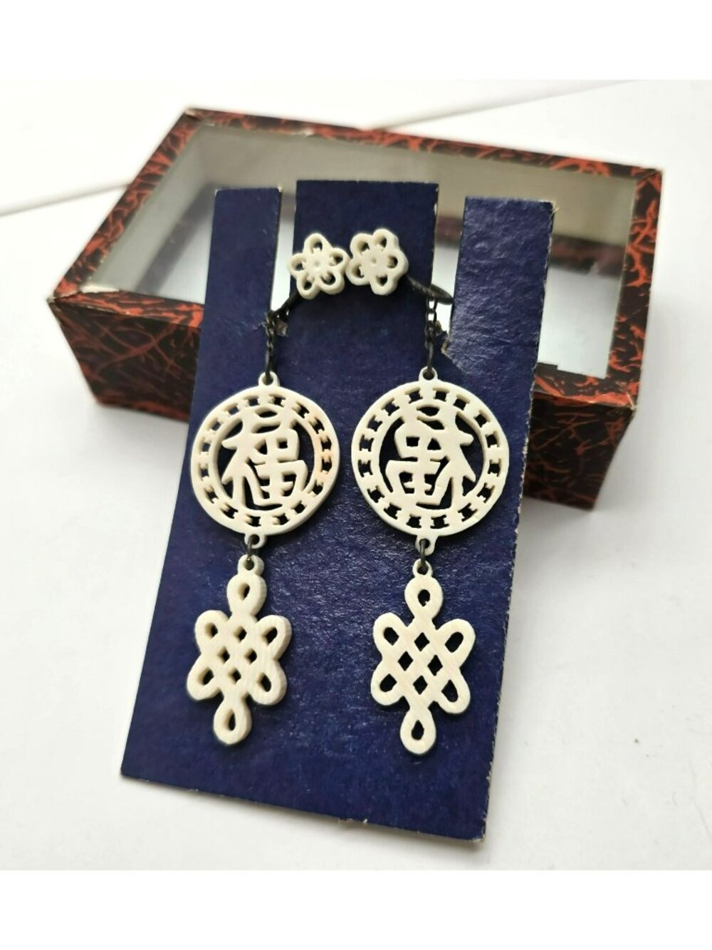 Vintage Chinese Carved Dangle Screw Back Earrings With Decorative Box je208